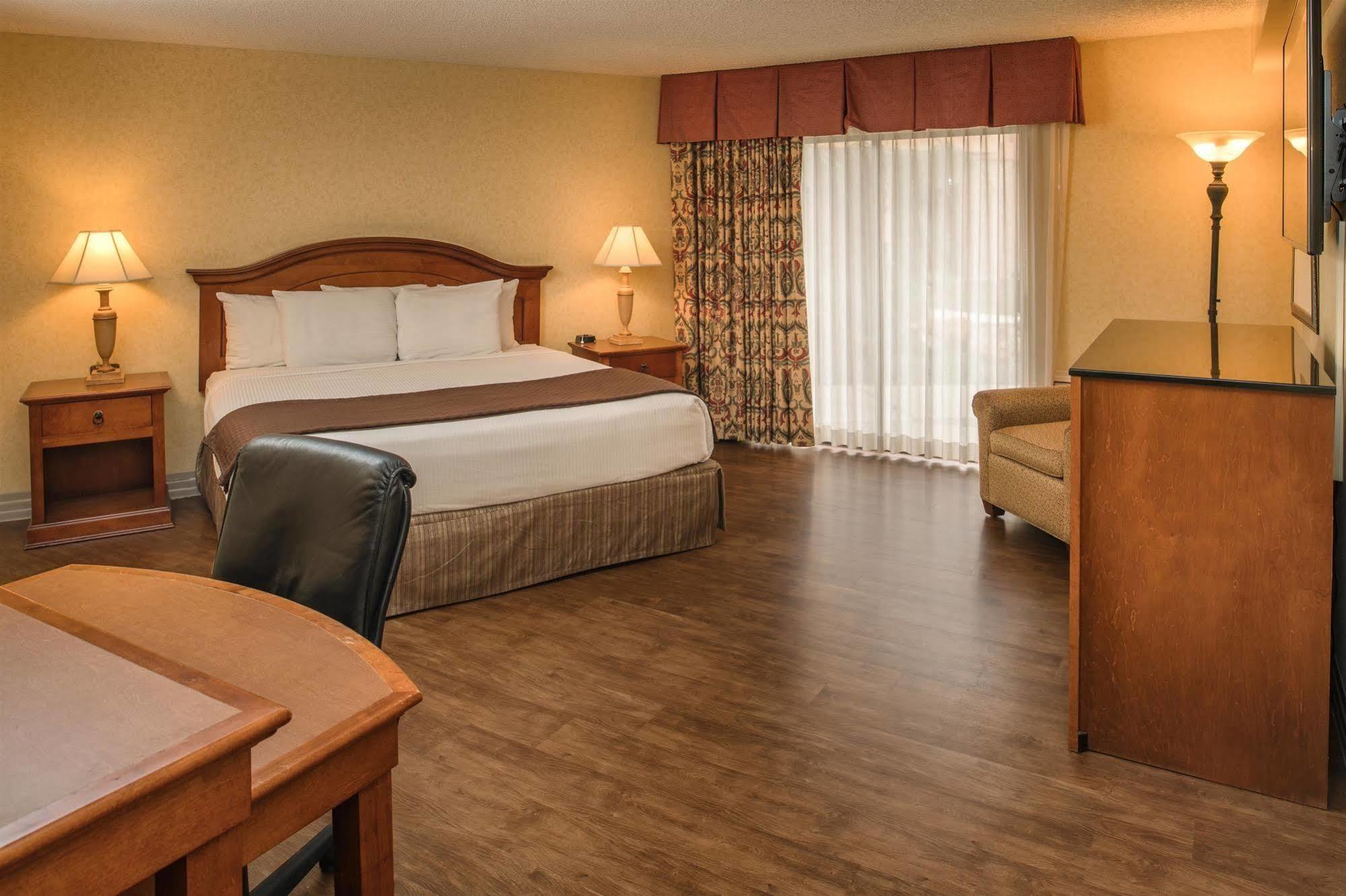 Red Lion Airport & Conference Center Hotel 3*